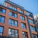 New York: A Spacious Modern Apartment With Parking