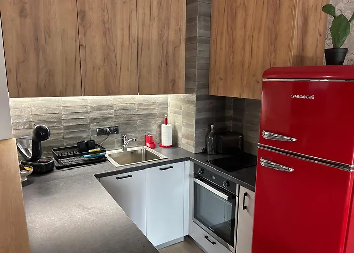 New York: A Spacious Modern Apartment With Parking