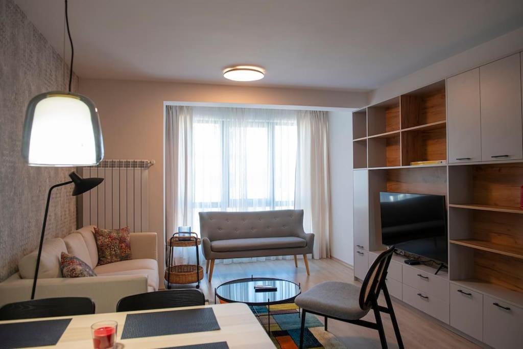 New York: A Spacious Modern With Parking * Sofia