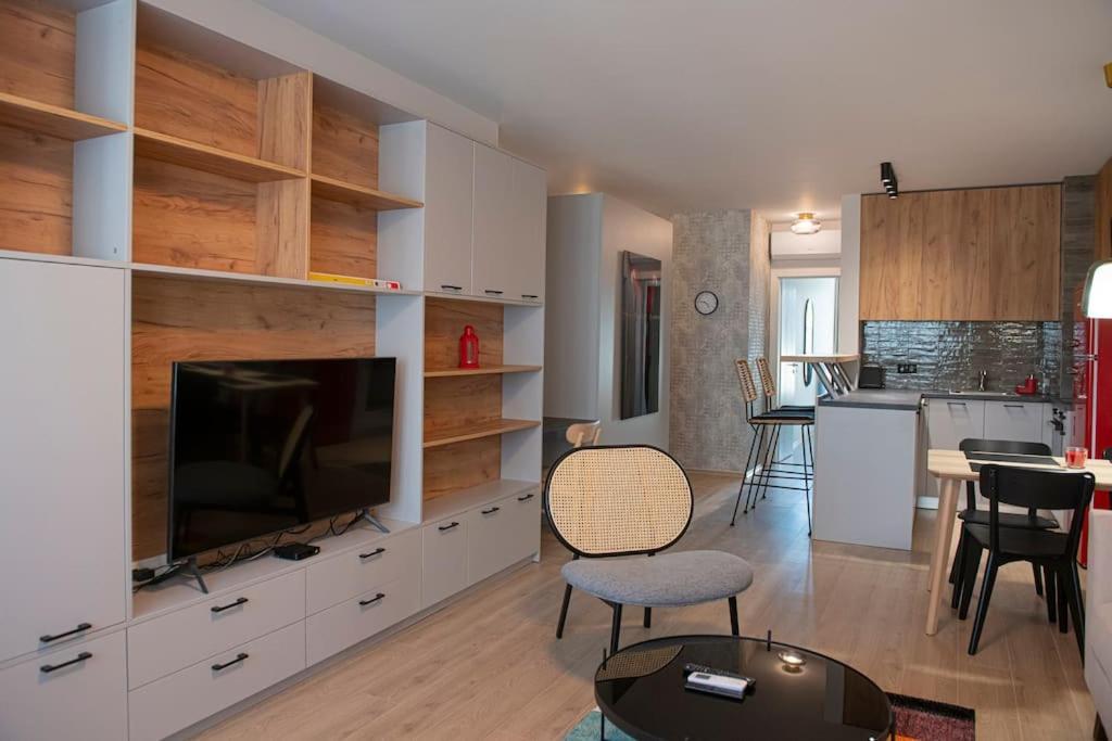New York: A Spacious Modern With Parking Appartement Sofia