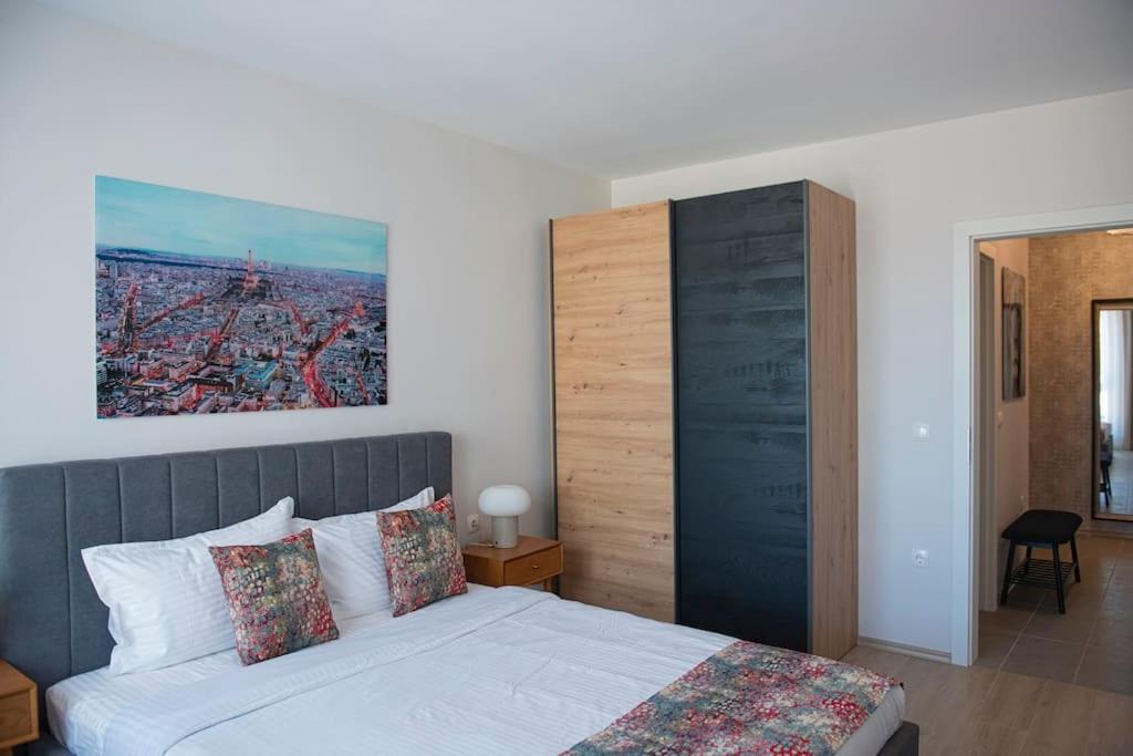 New York: A Spacious Modern With Parking Appartement