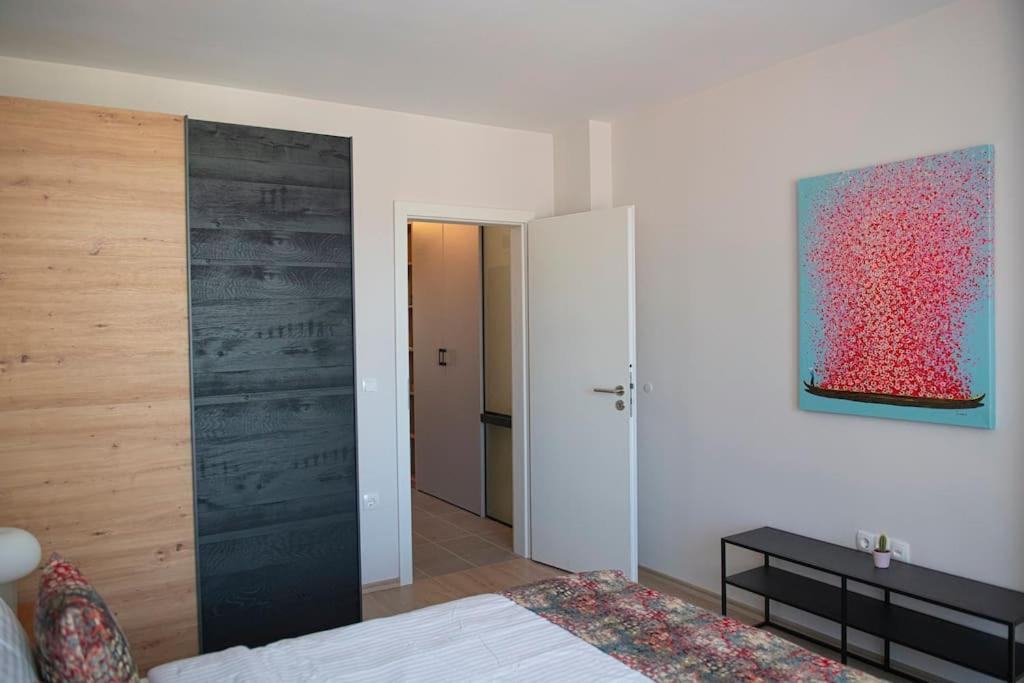 New York: A Spacious Modern With Parking Sofia